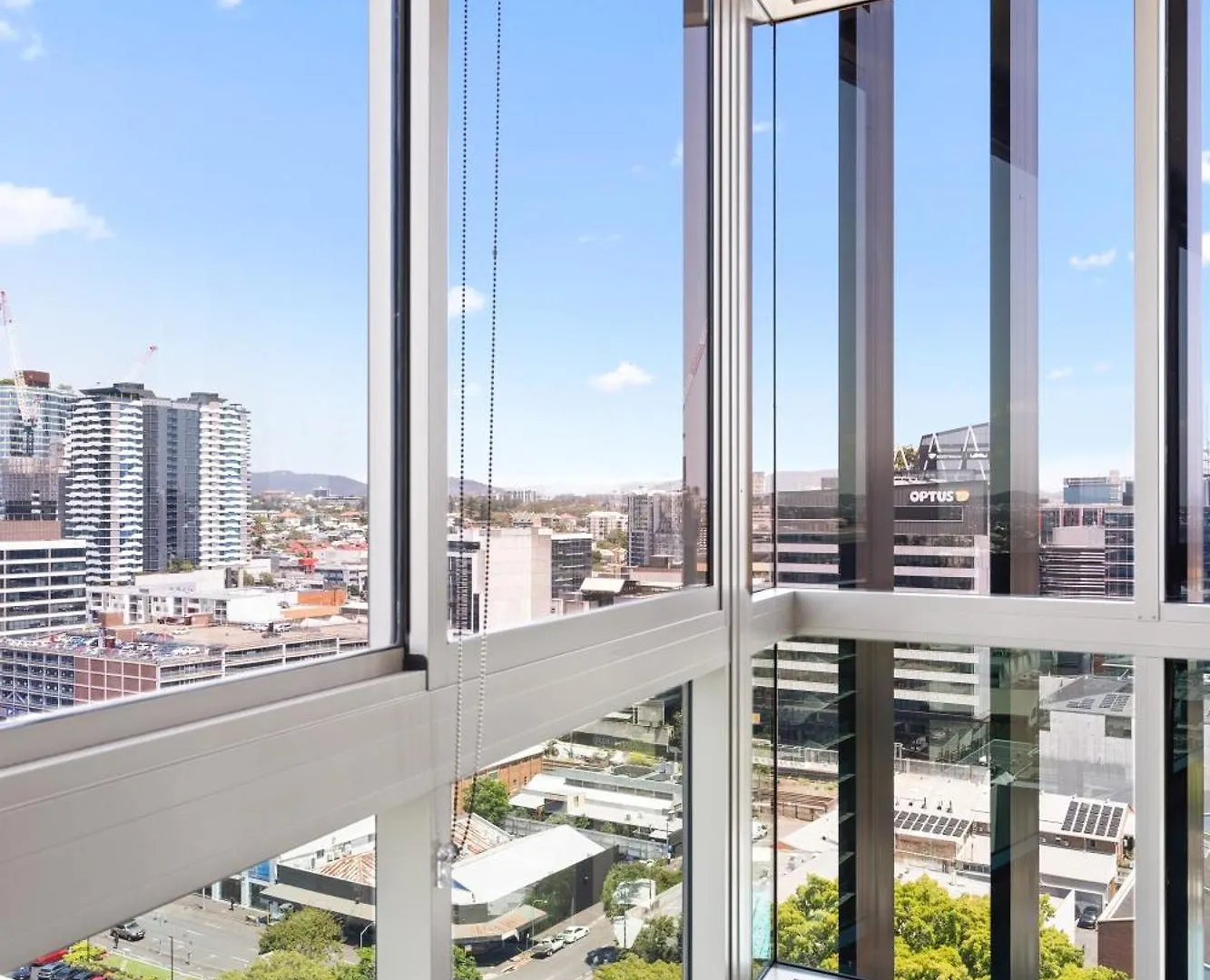 Elegant 2-Bed With Rooftop Dining & Fabulous Views 브리즈번