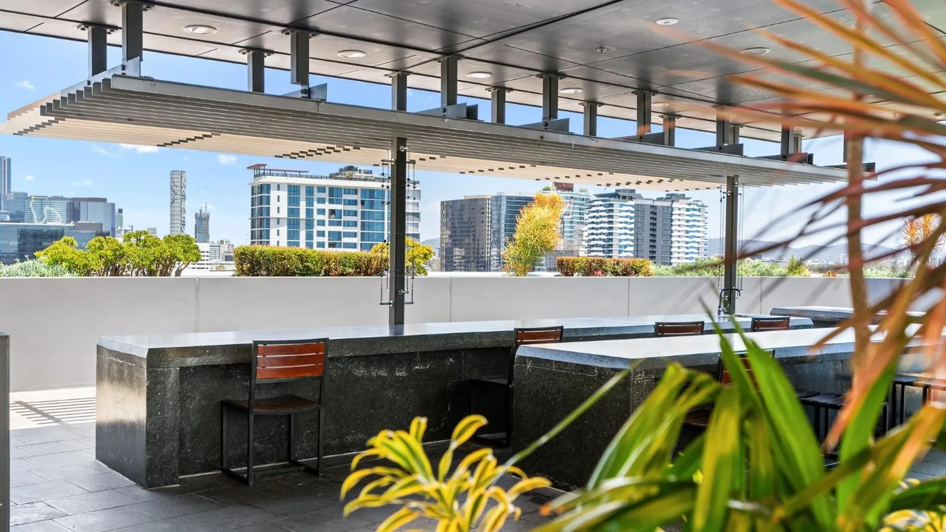 Elegant 2-Bed With Rooftop Dining & Fabulous Views 브리즈번