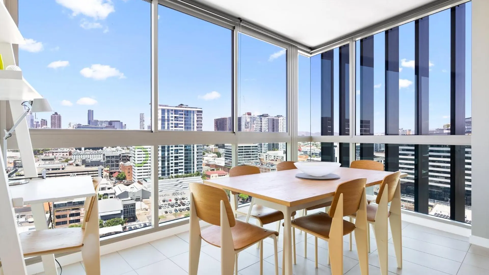 Elegant 2-Bed With Rooftop Dining & Fabulous Views kontakter